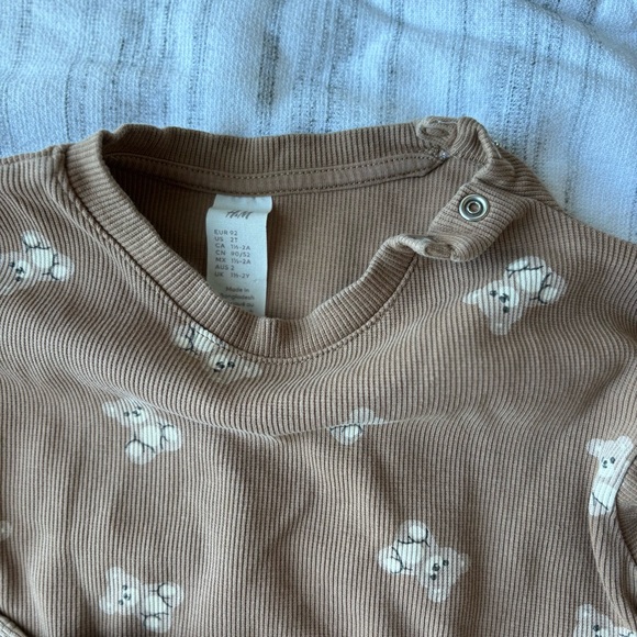 H&M 3 Piece Set Long Sleeve Teddy Bear Shirt Matching Ribbed Pants & Hat Size 2T - Picture 3 of 3